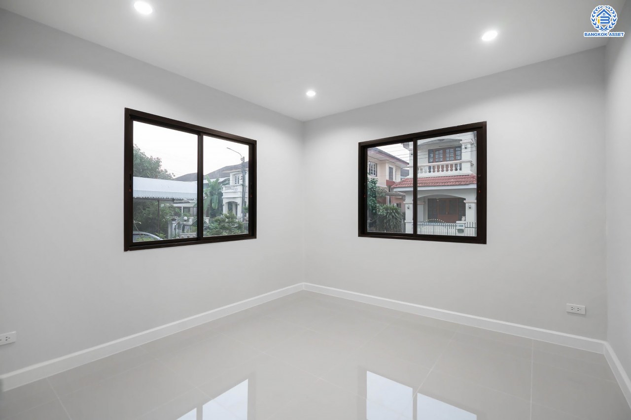 บ้านมือสองตกแต่งใหม่ ม.วรารมย์ เพชรเกษม81 แบรนด์ Q.House รองรับทุกความสุข เนื้อที่ 54 ตร.ว. ฟังก์ชัน 3 ห้องนอน 2 ห้องน้ำ 1 ห้องอเนกประสงค์ จอดรถได้ 1 คัน บนทำเลใกล้ The Mall บางแค และเชื่อมต่อ ถ.พุทธมณฑลสาย4 และ ถ.กาญจนาฯ